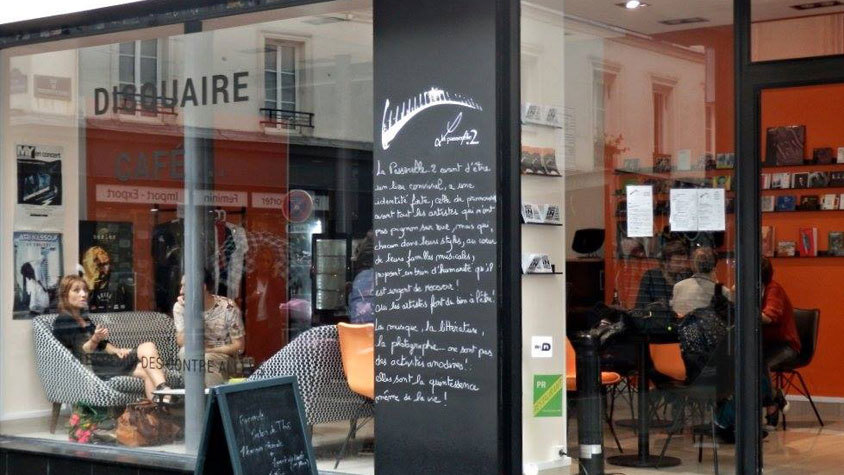 La Passerelle 2, Disquaire-café